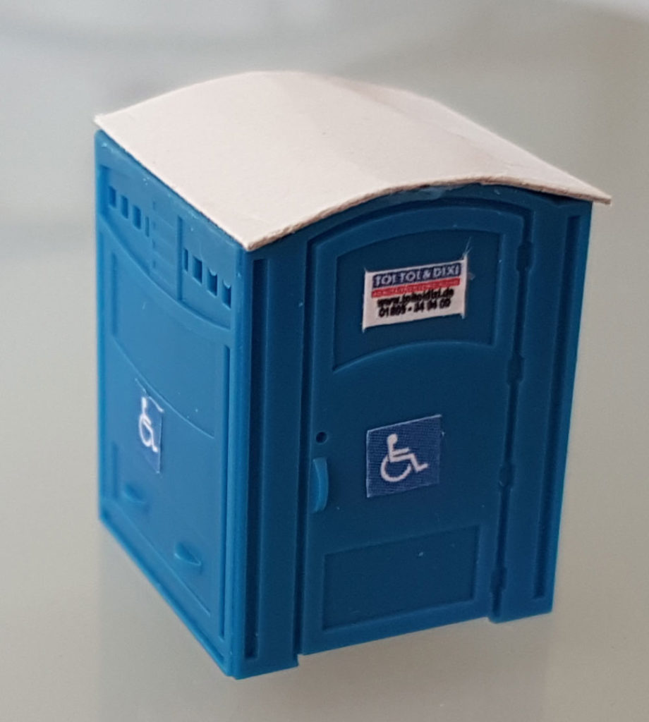 Toilettenhäuschen mit Karton Dach