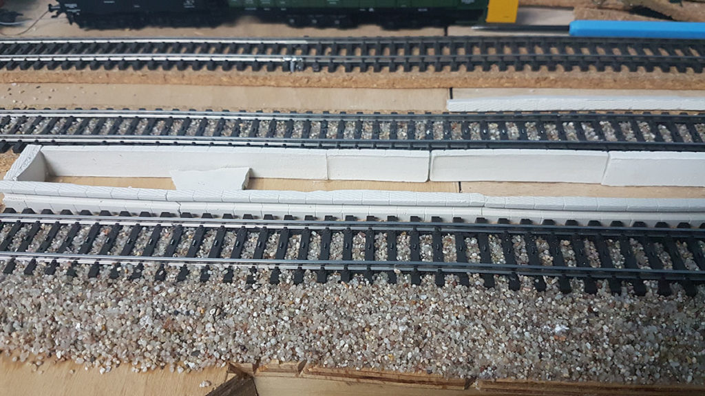 Bahnsteig-Elemente beim Bau auf der Modellbahn